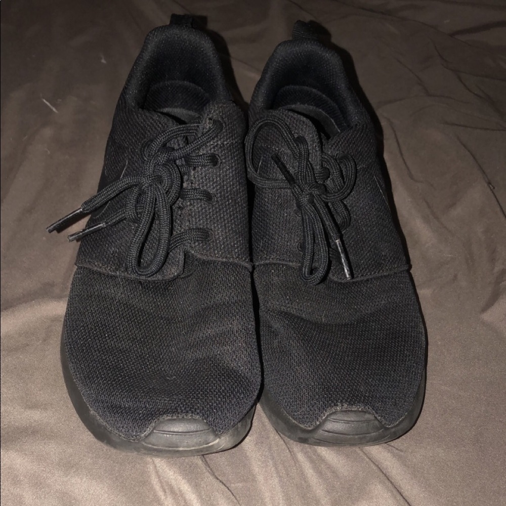 Black nike roshes